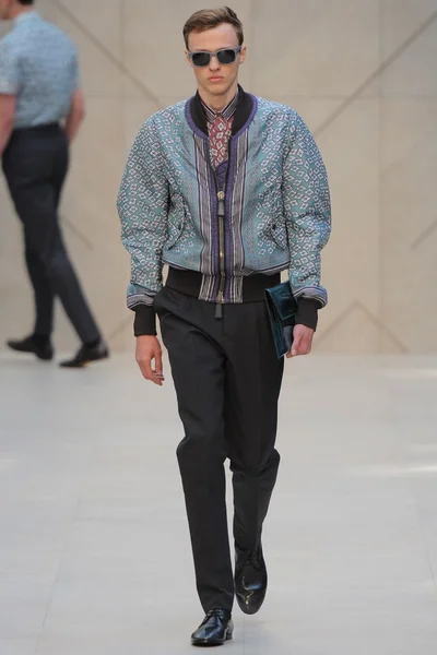 Look 16